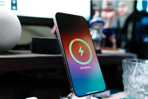 陆川苹果15换屏服务分享用什么充电器给iPhone15充电更好 